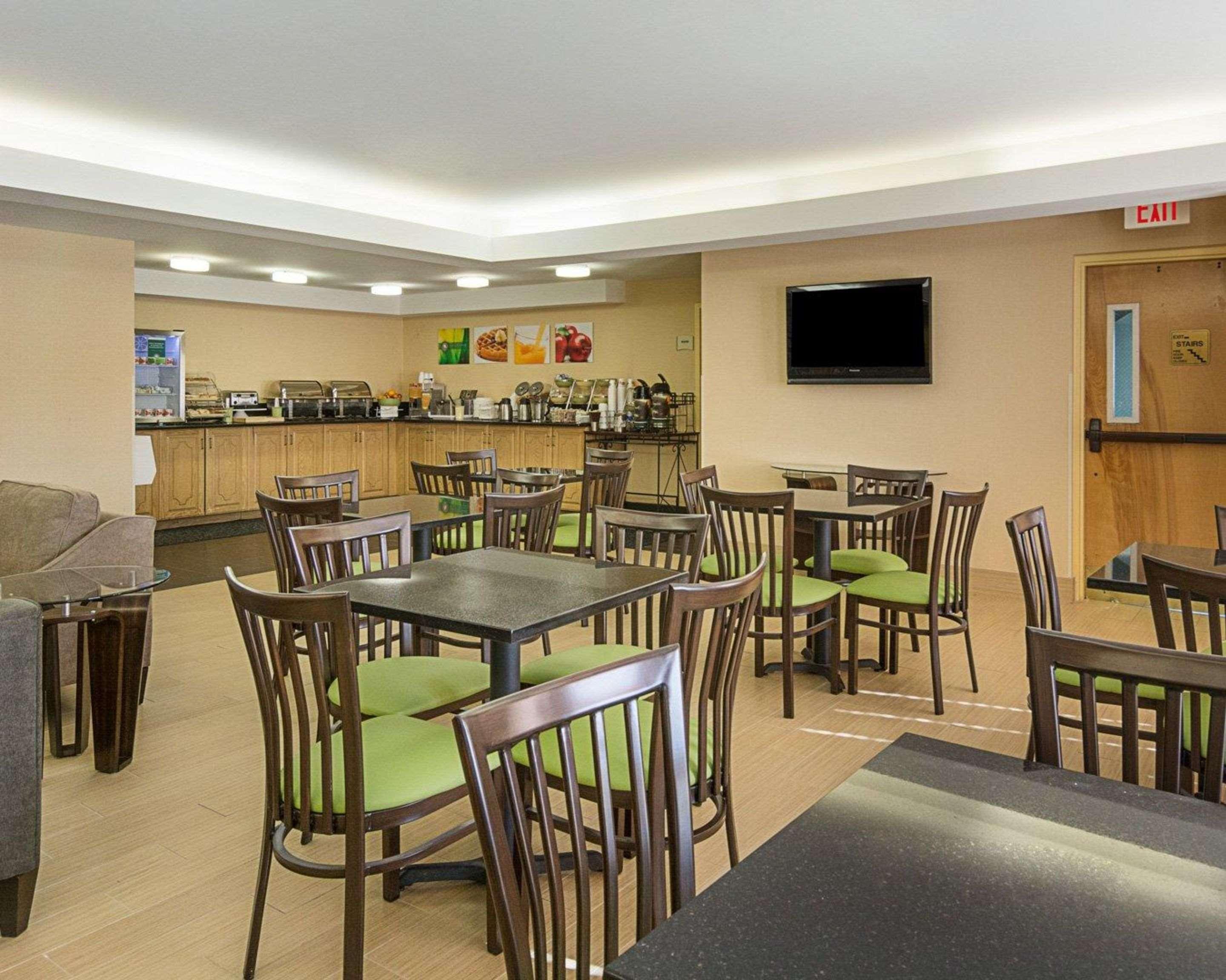 Quality Inn Richmond Airport Сандстон Экстерьер фото