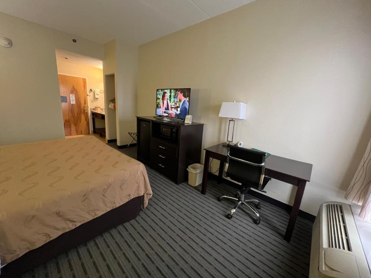 Quality Inn Richmond Airport Сандстон Экстерьер фото